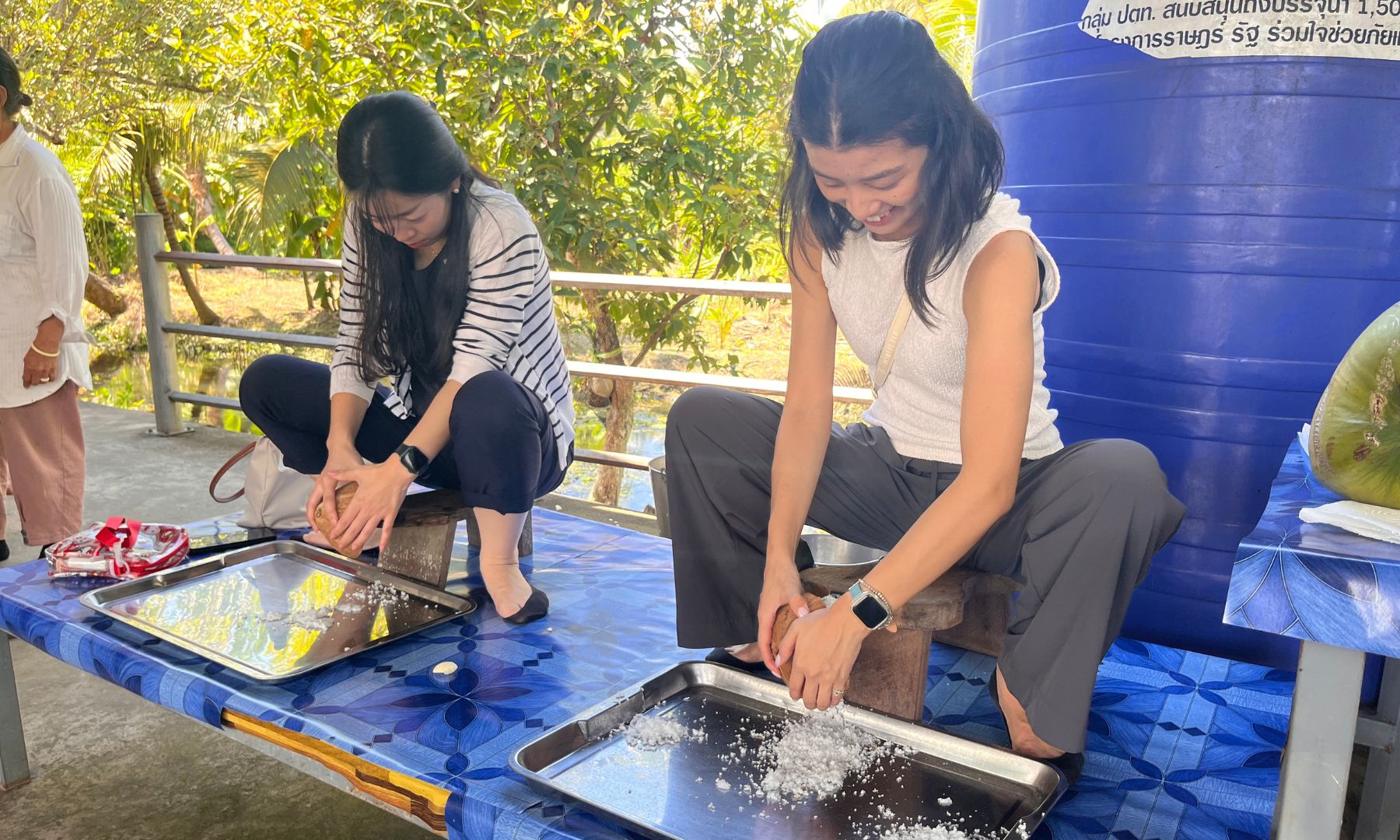 力作業に挑戦！伝統道具でココナッツを削り、ぎゅーっとミルクを絞り出そう！